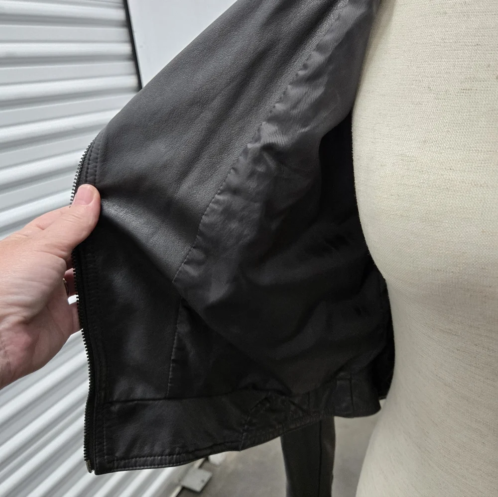 Romeo & Juliet Couture Black Faux Leather Moto Jacket W/ Faux Fur Collar Sz Smal - Picture 6 of 9